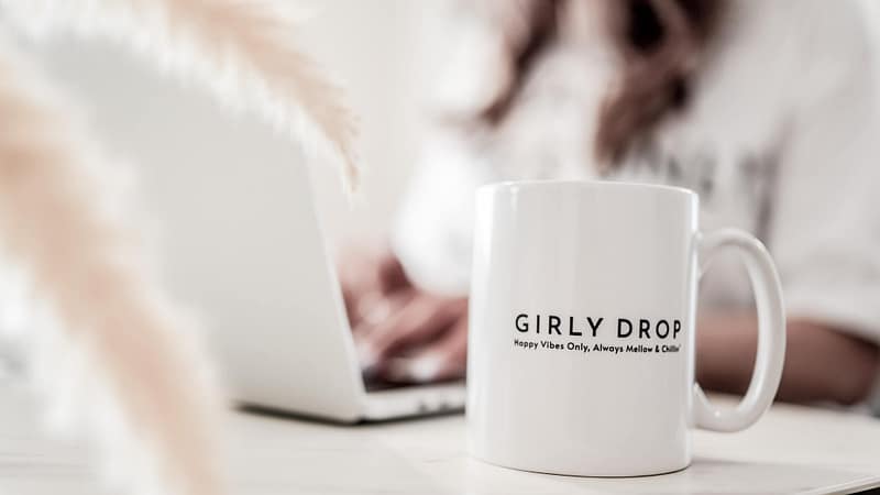 在宅で作業する女性