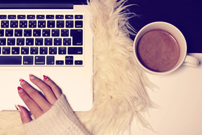 自宅でパソコン作業をする様子