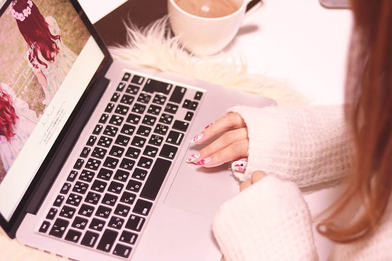 パソコンの前で悩む様子